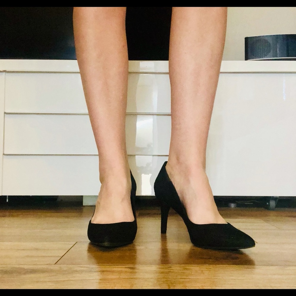 Jones New York woman’s 3” black leather pumps.